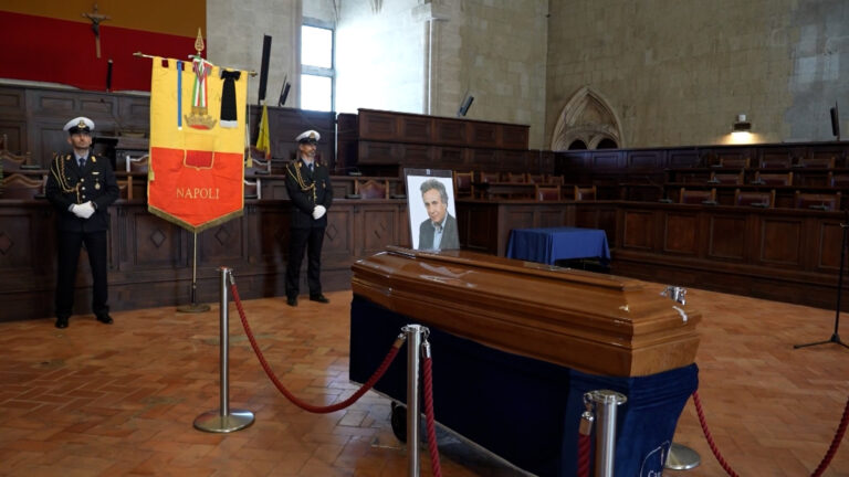 Funerali Biagio De Giovanni, ultimo saluto nella Sala dei Baroni al Maschio Angioino