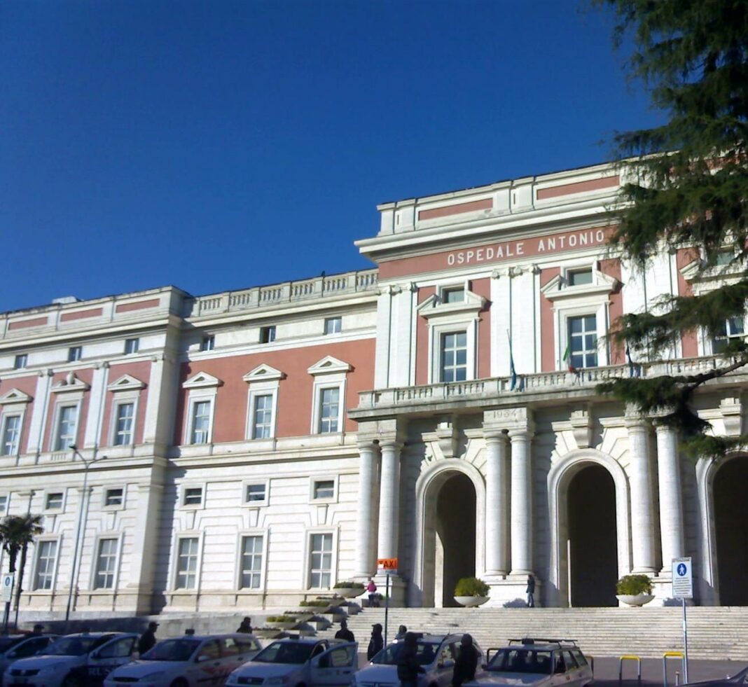Infermiere accoltellato