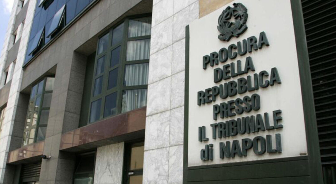 Inchiesta Procura Napoli: microspie e telecamere nascoste negli uffici comunali di piazza Dante e via Lieti a Capodimonte hanno svelato un sistema di falsi e tangenti su pratiche anagrafiche. 119 indagati