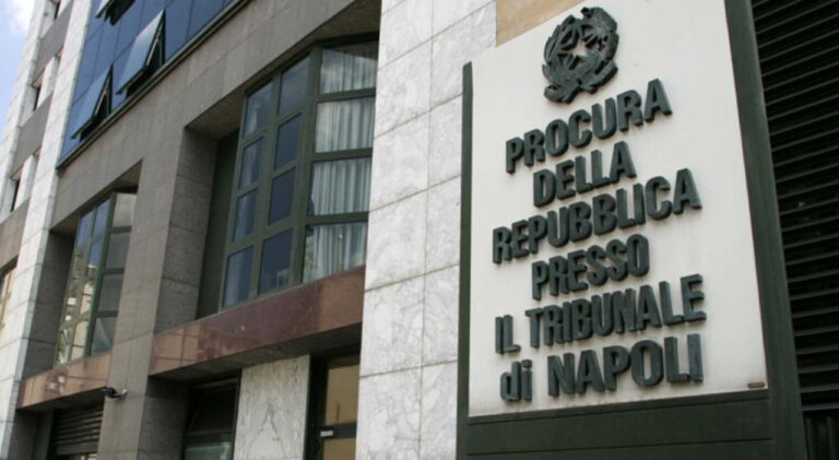 Inchiesta Procura Napoli: microspie e telecamere nascoste negli uffici comunali di piazza Dante e via Lieti a Capodimonte hanno svelato un sistema di falsi e tangenti su pratiche anagrafiche. 119 indagati