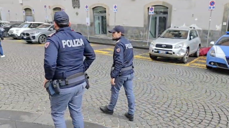 Napoli, nuova sparatoria tra minorenni: un giovane ferito a pochi metri dalla Prefettura