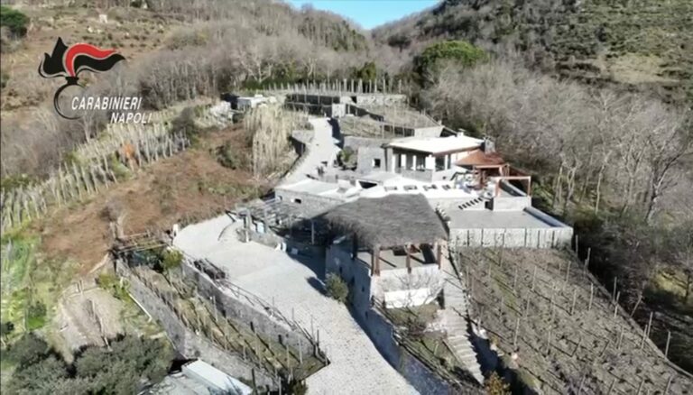 Ischia, sul “Sentiero delle Baie” i droni scoprono una mega villa abusiva: denunciato il proprietario