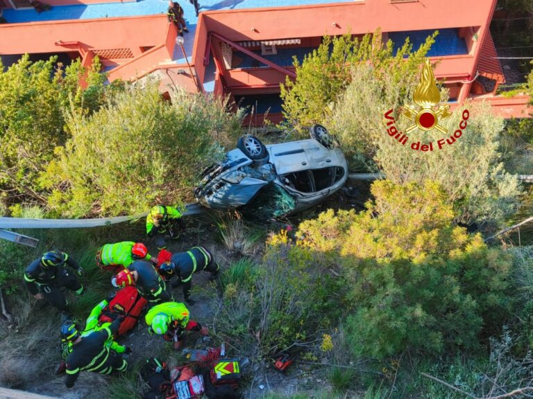 Auto precipita a Montecorice: 4 persone recuperate vive