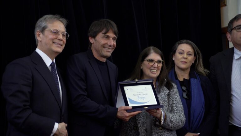 Carcere di Poggioreale, incontro tra Antonio Conte e i detenuti: il messaggio dell’allenatore del Napoli