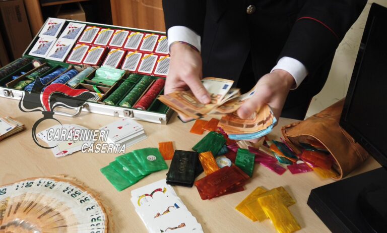 I Carabinieri della Compagnia di Casal di Principe durante il blitz notturno a Casapesenna: sequestrati 45mila euro e materiale per il gioco d’azzardo illegale in una bisca clandestina