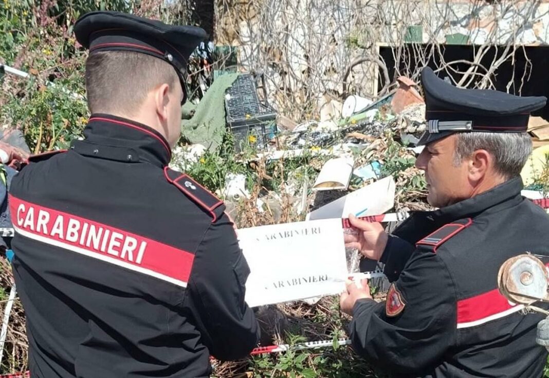 Terra dei Fuochi. In un villino a Mondragone una famiglia con 3 minori viveva tra rifiuti ed escrementi. Presenti anche cani, gatti e un pitone