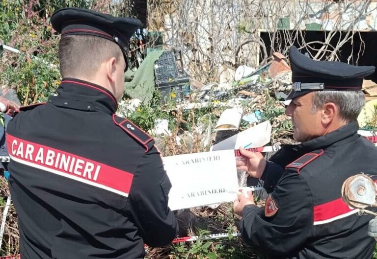 Terra dei Fuochi. In un villino a Mondragone una famiglia con 3 minori viveva tra rifiuti ed escrementi. Presenti anche cani, gatti e un pitone