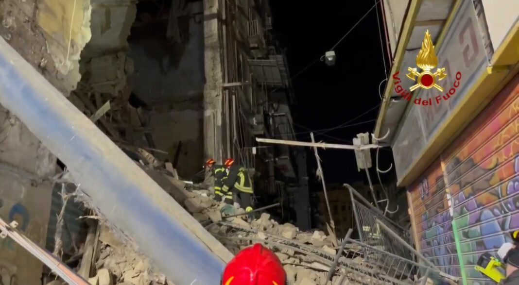 Palazzo di 4 piani crolla vicino Castel Capuano: sgomberati anche tre edifici adiacenti Il cedimento si è verificato in piazza Enrico De Nicola a Napoli. Lo stabile era abbandonato da tempo, ma potrebbe essere stato usato come riparo notturno da senza tetto. Nessuna conferma di feriti o dispersi