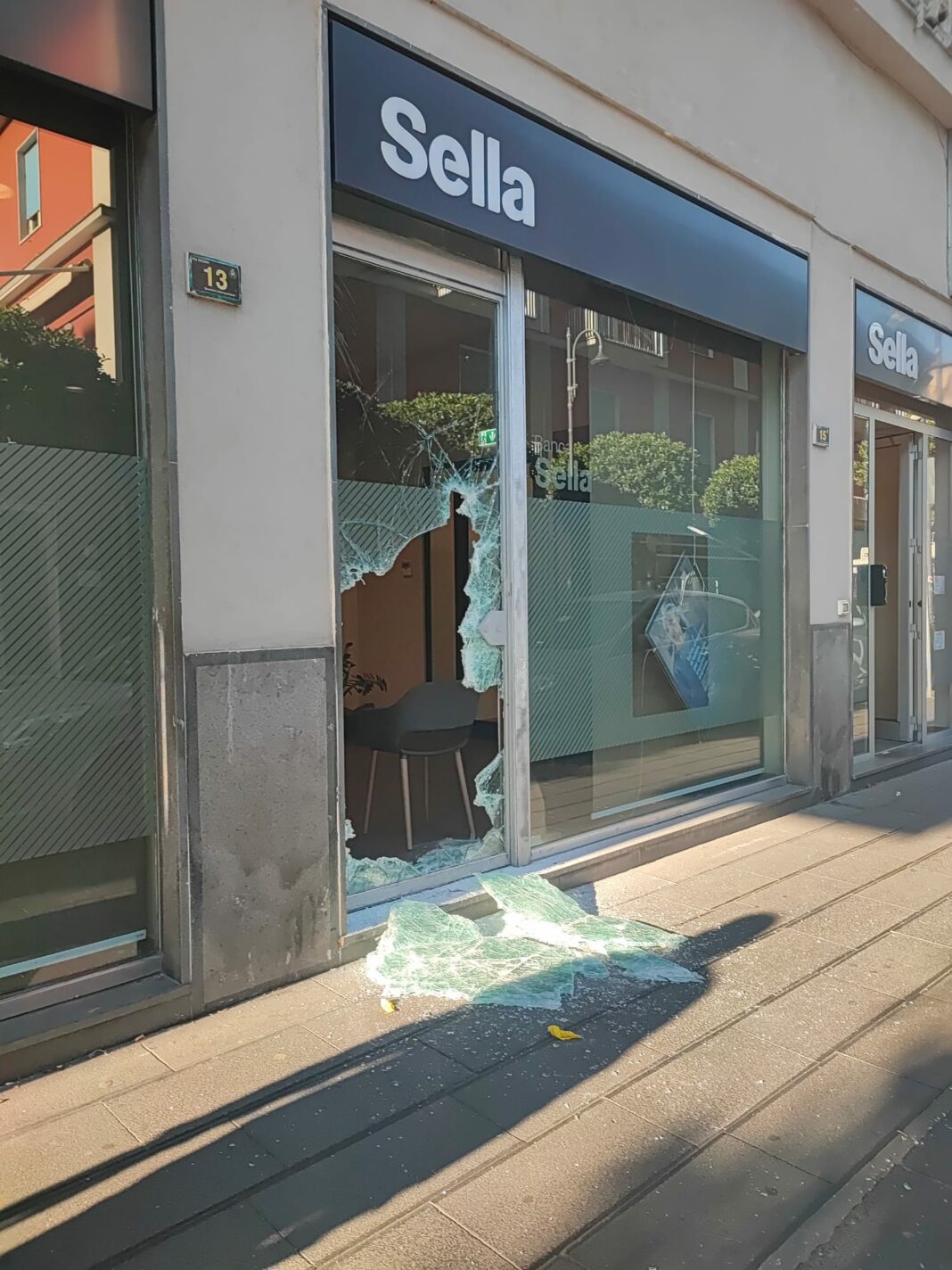Nocera Inferiore, tentata rapina nella filiale di Banca Sella: distrutta la vetrina