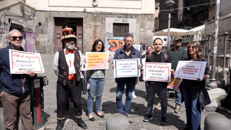 Abusivismo nel centro storico di Napoli, presidio di protesta degli artigiani e dei commercianti