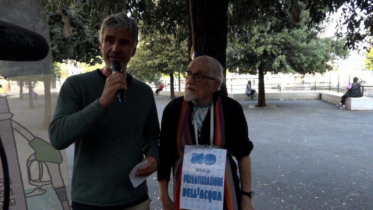 Napoli, presidio in piazza per l'acqua pubblica: padre Zanotelli in catene fuori al comune