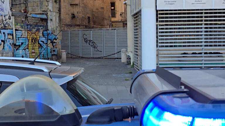 Napoli, allarme bomba in via Marina