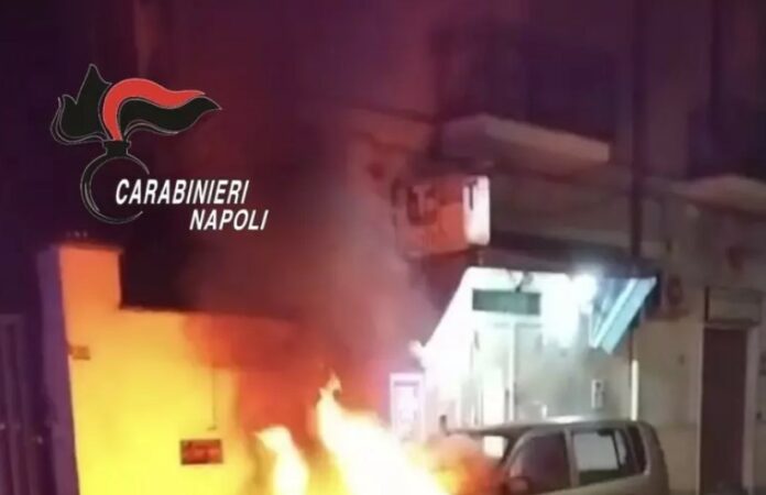 Si addormenta nell’auto che prende fuoco, salvato dai carabinieri