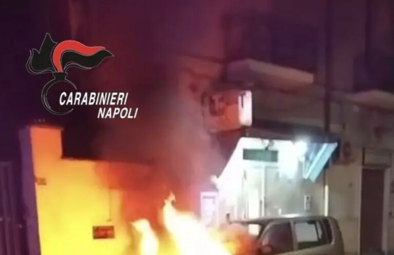 Si addormenta nell’auto che prende fuoco, salvato dai carabinieri