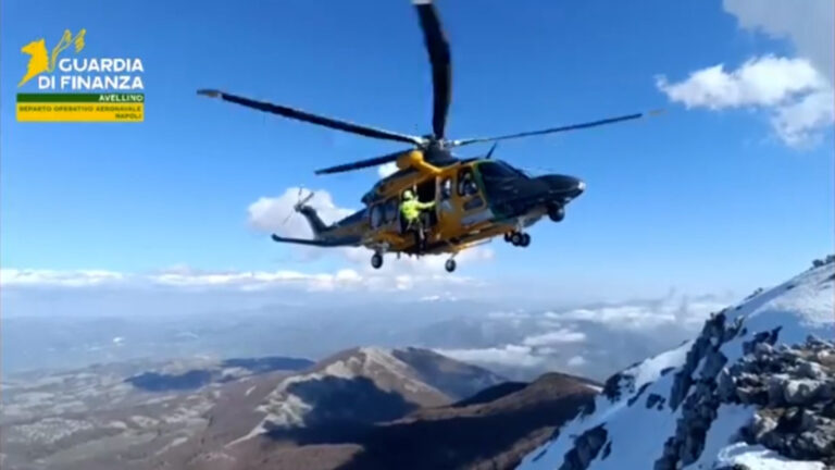 Alpinisti bloccati sulla neve nel Salernitano, recuperati in elicottero