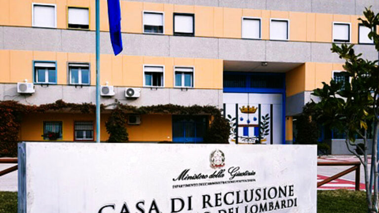 Detenuti provocano incendio nel carcere di Sant'Angelo dei Lombardi: 8 agenti intossicati