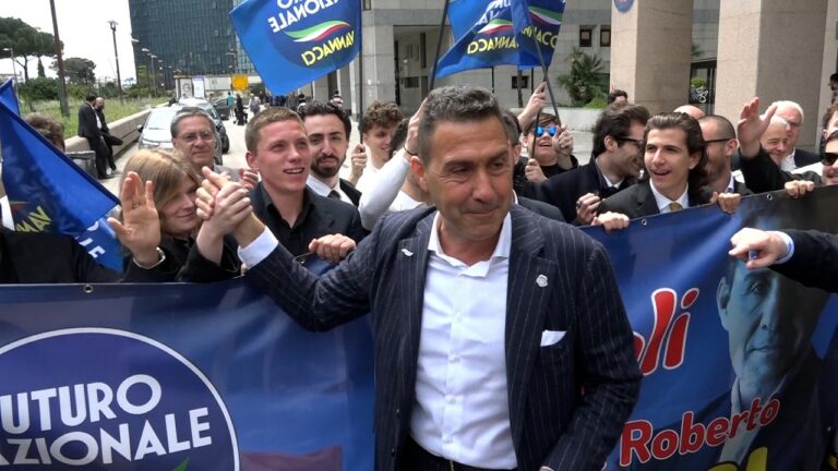 Tra targhe imbrattate e scivoloni, la giornata napoletana del gen.Vannacci