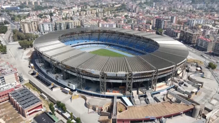 Il Napoli scavalca il Milan, tifosi sperano nel crollo dell'Inter