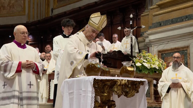Chiesa di Napoli, messa Crismale: benedetti oli santi