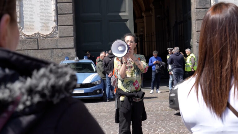 Bagnoli, 54 famiglie a rischio sgombero: protesta a palazzo San Giacomo