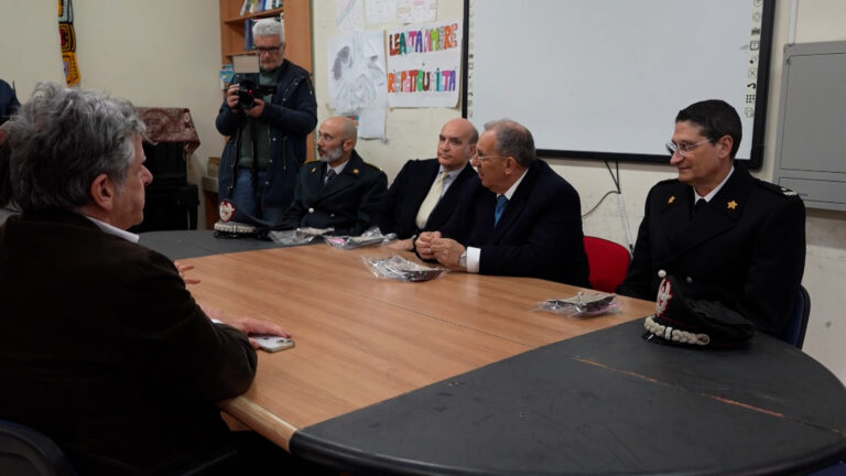 14enne accoltellato a scuola, a Scampia arriva il prefetto