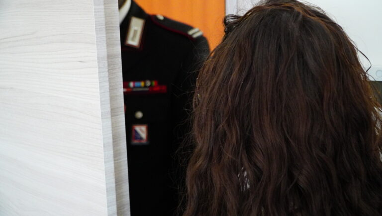 42enne aggredisce la moglie. La minaccia e insulta davanti ai figli minori: arrestato