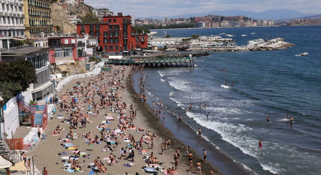 Spiaggia delle Monache: Comune di Napoli e Autorità Portuale firmano l’atto contro il condominio di via Posillipo