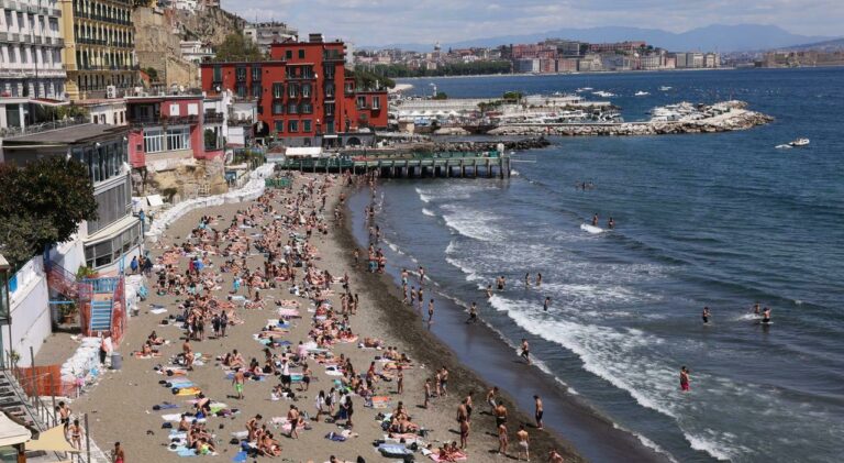 Spiaggia delle Monache: Comune di Napoli e Autorità Portuale firmano l’atto contro il condominio di via Posillipo