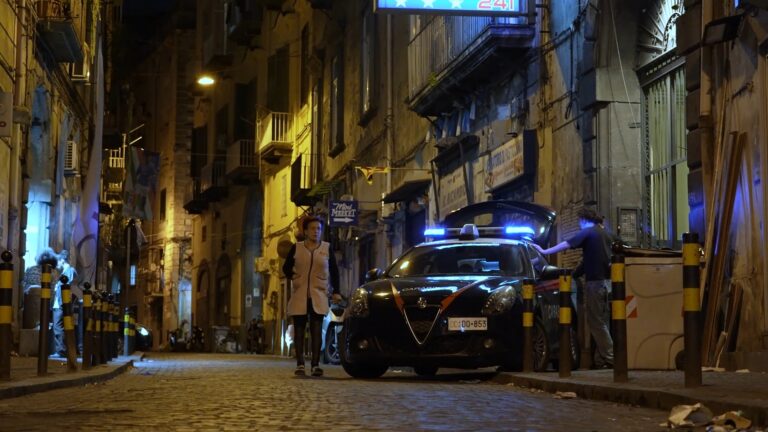 Scontro a fuoco nella notte, ferite due ragazze in centro a Napoli