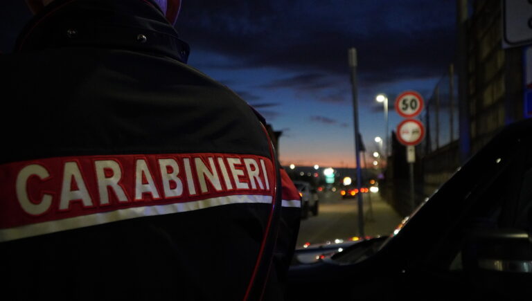 Due giovani napoletani pregiudicati finiscono ai domiciliari dopo aver sottratto contanti e bancomat all'anziana: i Carabinieri recuperano l'intera refurtiva a Candela.