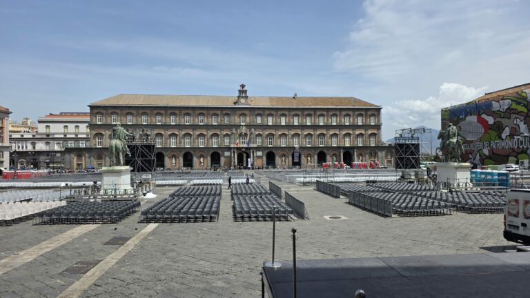 Piazza Plebiscito, 30mila sedie per Papa Leone. Tutti i divieti in vigore domani