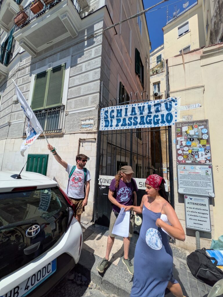 Posillipo, spiaggia negata: sit-in di “Mare Libero” davanti al cancello chiuso