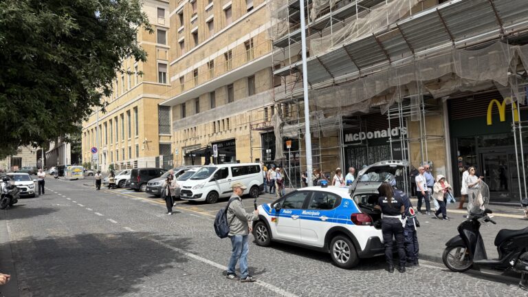 Coltellate tra ragazzini per uno sguardo di troppo: ferito 14enne, fermato 15enne