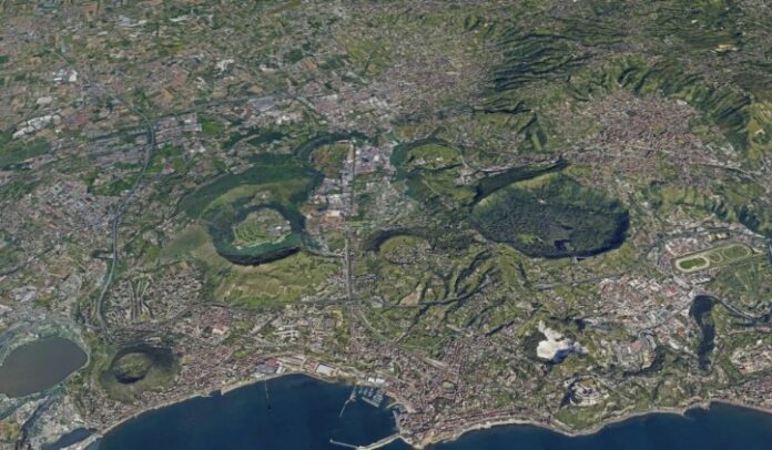 Campi Flegrei dall'alto Nella foto i Campi Flegrei. Terremoto: subito operativi i sindaci di Bacoli e Pozzuoli, i comuni maggiormente colpiti dal fenomeno del bradisismo