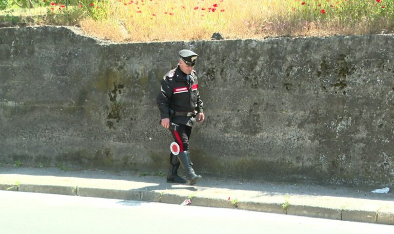 Auto contro un muro, schianto fatale: muore un 24enne. Due amici in ospedale