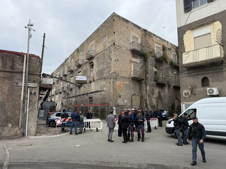 Palazzo Fienga, iniziata la demolizione del vecchio bunker della camorra