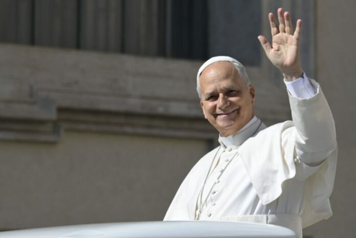Venerdì la visita del Papa; per la circolazione a Napoli sarà una giornata da “bollino nero” Per Leone XIV l'ordinanza di Manfredi prevede decine di strade sbarrate e, come a Pompei, tutte le scuole chiuse. Ecco le vie off limits, i divieti di sosta, le modifiche al trasporto... e il 14 maggio arriva il Giro d'Italia