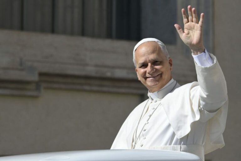 Venerdì la visita del Papa; per la circolazione a Napoli sarà una giornata da “bollino nero” Per Leone XIV l'ordinanza di Manfredi prevede decine di strade sbarrate e, come a Pompei, tutte le scuole chiuse. Ecco le vie off limits, i divieti di sosta, le modifiche al trasporto... e il 14 maggio arriva il Giro d'Italia