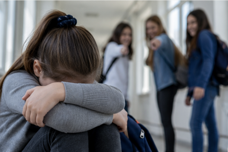 Calci e pugni in classe, mamma di una alunna denuncia atti di bullismo