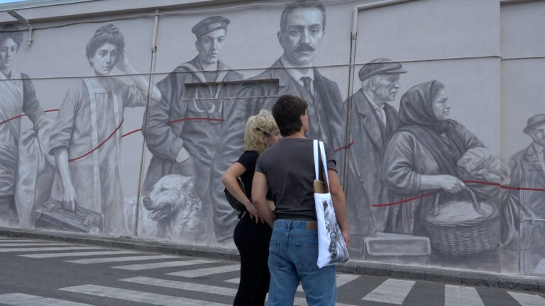 migranti in porto napoli murale Nuovo mondo