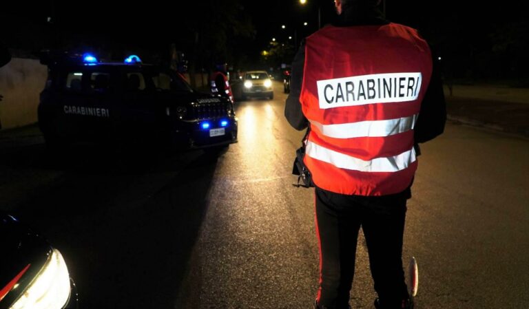 Scappa all’alt, poi si barrica in casa: 25enne senza patente aggredisce i carabinieri. Arrestato