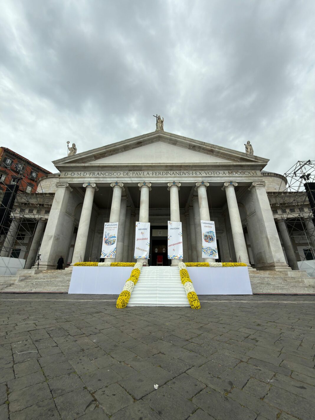 Fiori, mele annurche e ambulanze: anche così Napoli accoglie i fedeli di Papa Leone XIV
