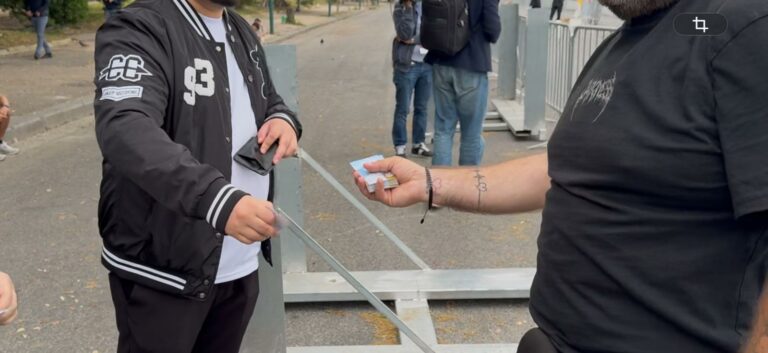 Attesa per Papa Leone sul lungomare, affari d’oro per i venditori ambulanti