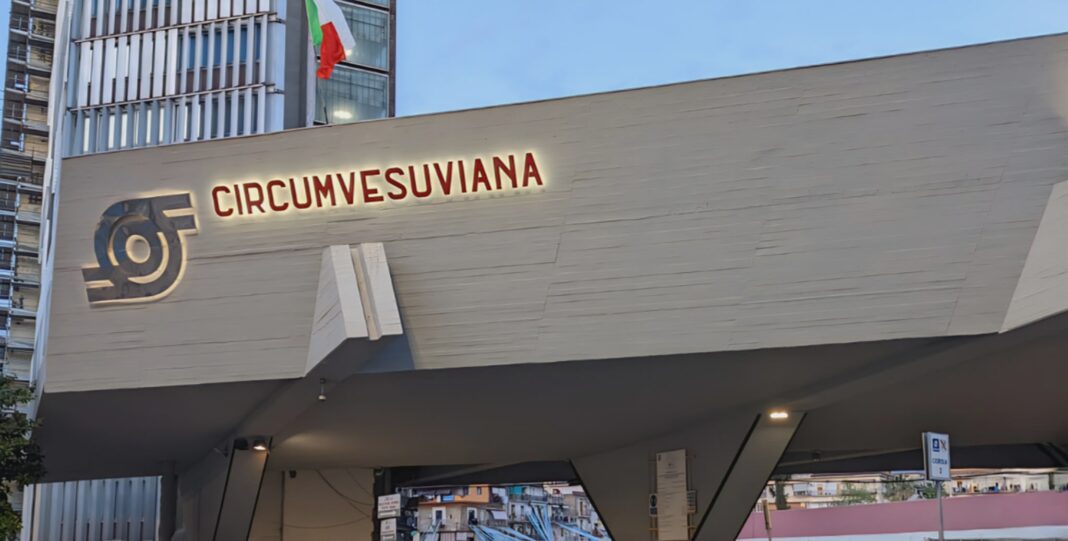 Caos Circumvesuviana: nel giorno della 'festa della mamma', altra 'domenica bestiale' per migliaia di pendolari e turisti