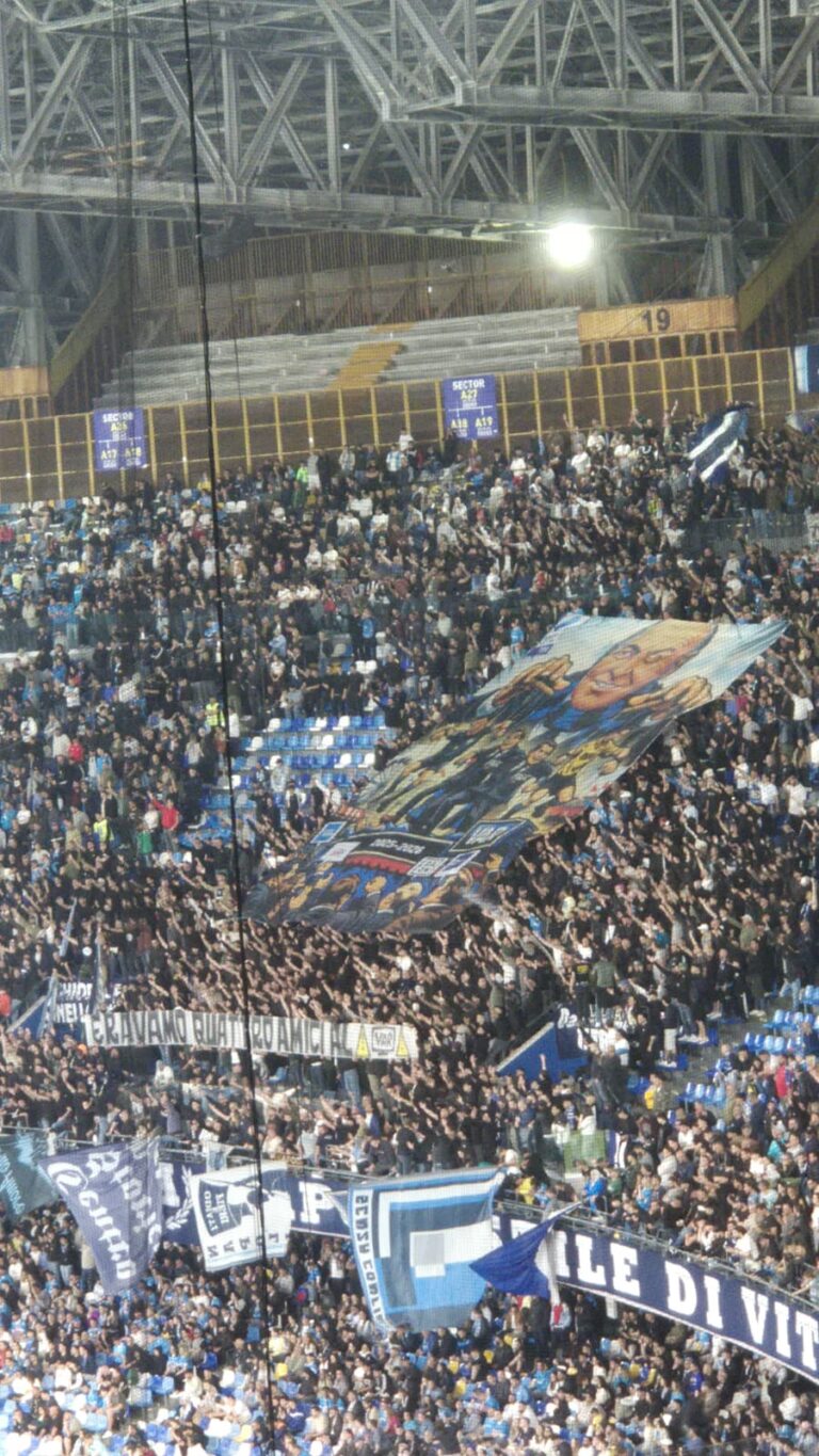 “Eravamo quattro amici al VAR”: lo striscione della Curva A in Napoli-Bologna