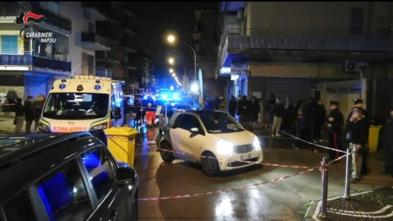 Carabinieri e DDA arrestano 17 persone. L’omicidio per errore di Rosario Coppola e i soldi delle estorsioni usati per pagare 'a mesata ai detenuti