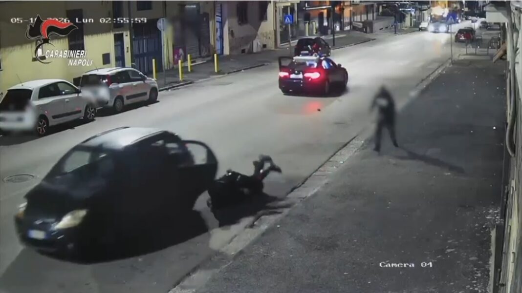 Tentano una rapina ad un commerciante la notte scorsa a Chiaiano; ma arrivano i carabinieri