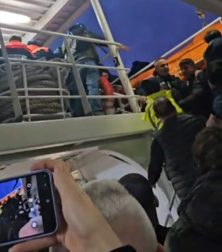 Rissa da film domenica al porto di Capri: all'imbarco pugni, calci e un fuggi fuggi tra centinaia di turisti. Interviene la Guardia Costiera