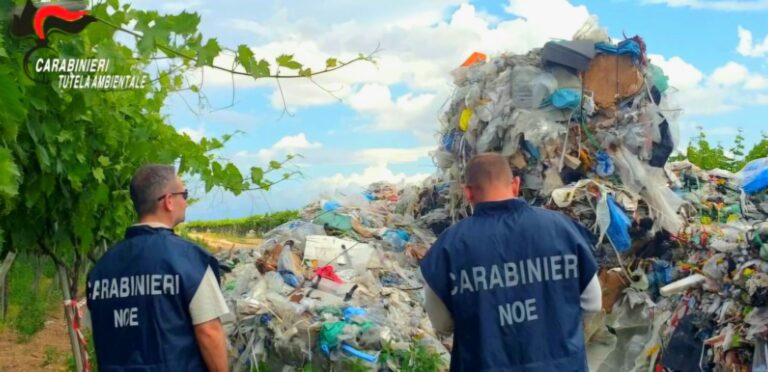 Rifiuti speciali campani smaltiti illegalmente in aree agricole nelle province di Foggia, Barletta, Andria, Trani: 19 arresti dei carabinieri