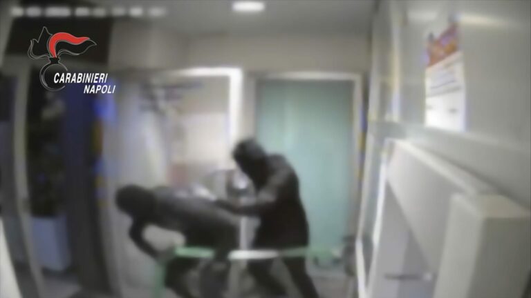 Furti, 'spaccate' e rapine nel napoletano; blitz alle prime luci dell'alba dei carabinieri nel campo rom a Caivano